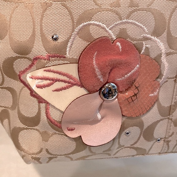 COACH signature jacquard fabric & patent leather flowers & trim tote. F16276 - Picture 10 of 15